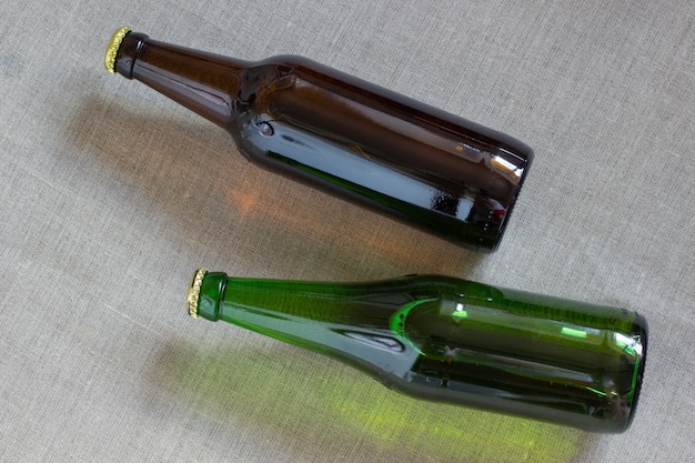 Deux bouteilles en verre de bière sur le sac.