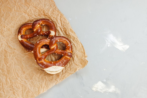 Deux bretzels doux traditionnels d'Octoberfest sur un espace de copie en papier brun