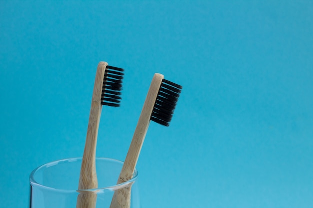 Deux brosses à dents en bambou dans le gros plan de verre