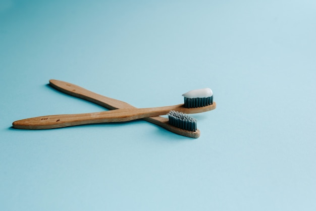 Deux brosses à dents en bois sur bleu