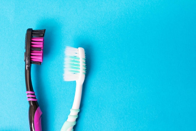 Deux brosses à dents sur un espace de copie de fond bleu