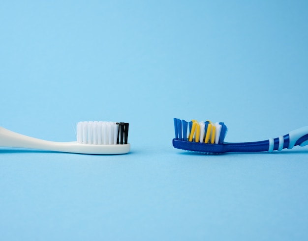 Deux brosses à dents en plastique