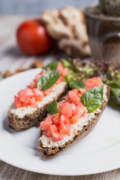 Photo deux bruschettas, gingembre et tomates