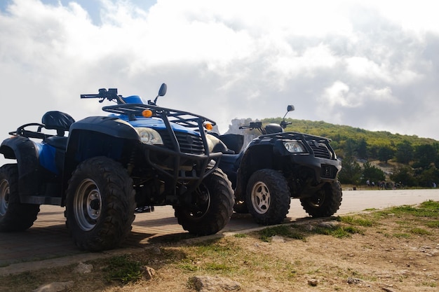 Deux buggies se tiennent dans le contexte d'une location de transport de montagne