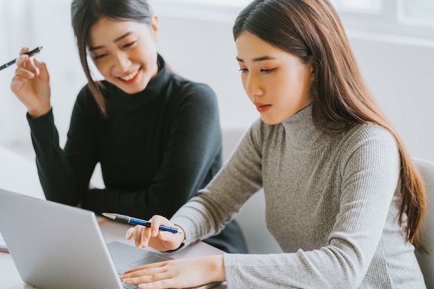 Les deux businesswoman discutent du travail