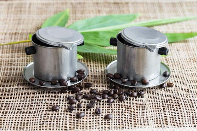 Deux cafetières sur napperon.