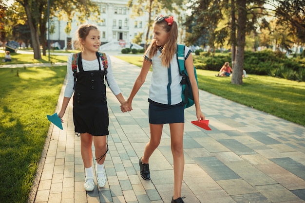 Deux camarades de classe marchent après les cours dans un parc près de l'école