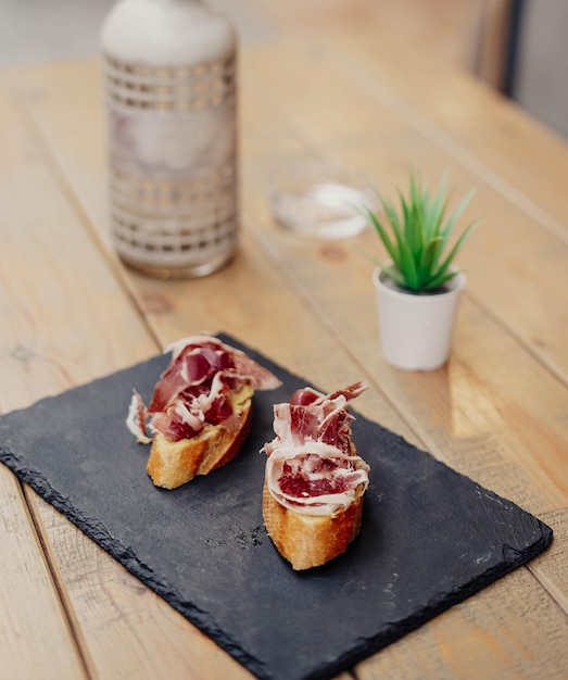 Deux canapés gourmands de jambon ibérique cru