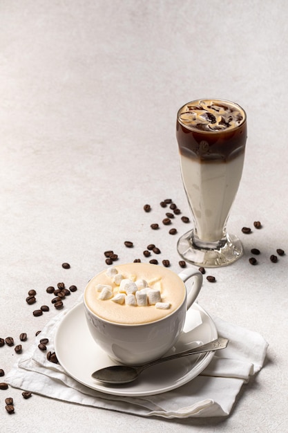 Deux cappuccins et un café glacé.