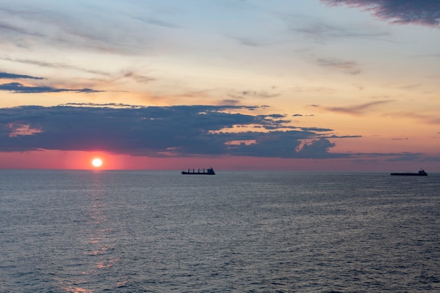 Deux cargos sur le fond du coucher du soleil dans la mer Baltique
