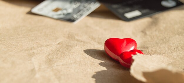 Deux cartes bancaires coeur sur papier d'emballage avec espace pour copier. Le concept de la Saint-Valentin ou de donner mardi.