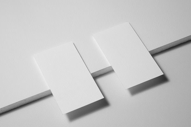 Deux cartes de visite blanches sur une surface blanche