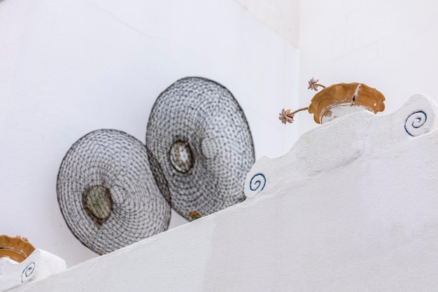 Deux casiers à crabes sur le bâtiment