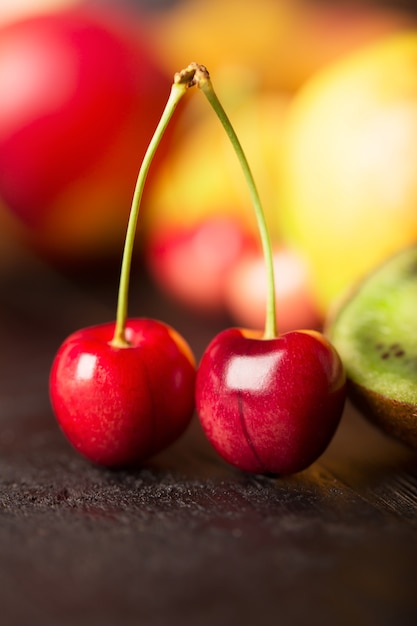 Deux Cerises Et Autres Fruits