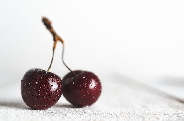 Deux cerises avec des gouttes d'eau