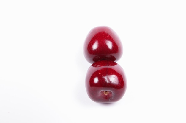 Deux cerises rouges juteuses sucrées isolées sur fond blanc Vue de dessus Concept d'aliments sains