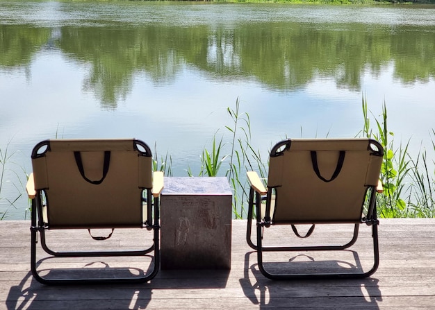 Deux chaises au bord de la rivière