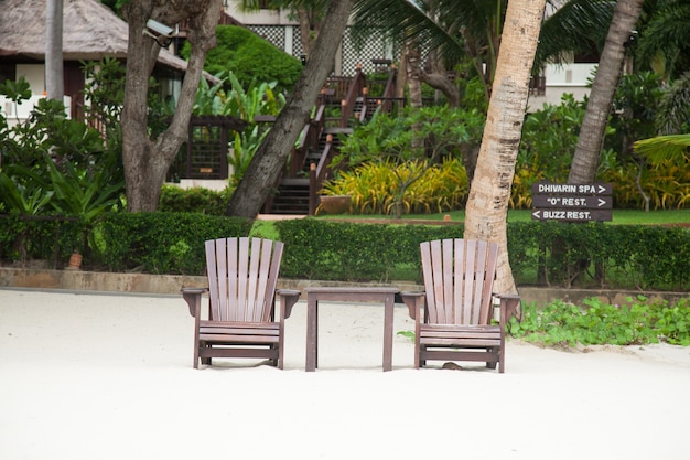 Deux chaises en bois. Sur la plage.