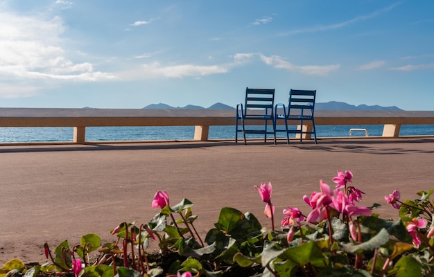 Deux chaises face à la mer sur la promenade de la Croisette à Cannes French riviera Cote D Azur