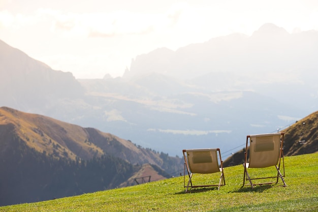 Deux chaises à la montagne