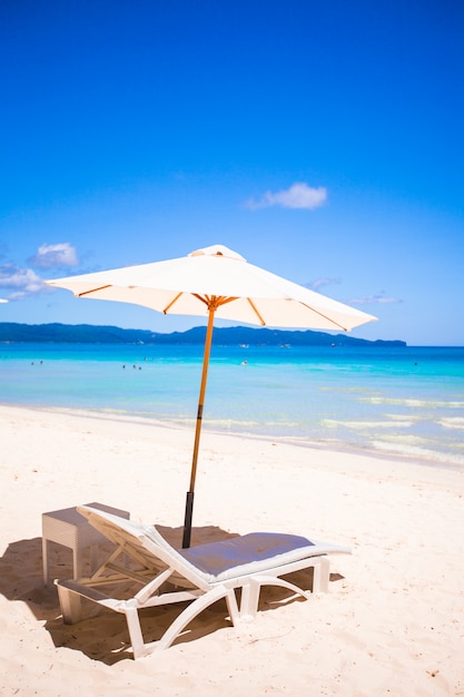 Deux chaises et un parasol sur la magnifique plage tropicale