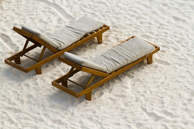 Photo deux chaises de piscine sur la plage de la mer des caraïbes.