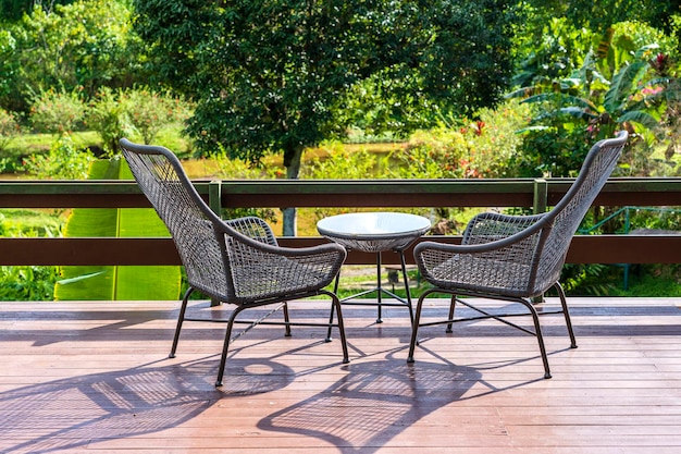 Deux chaises et table sur l'arrière-cour dans un jardin tropical avec une belle vue