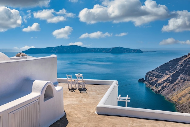 Deux chaises sur la terrasse avec vue sur la mer de l'île de Santorin Grèce voyage et fond de vacances