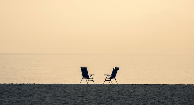 Photo deux chaises vides sur la plage