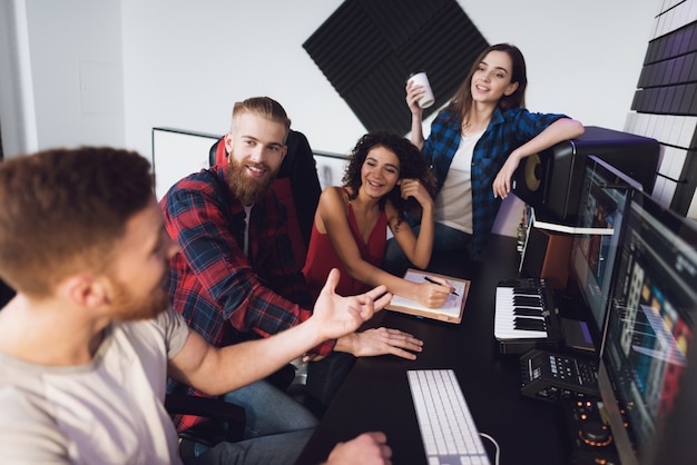 Deux chanteurs et ingénieurs du son dans le studio d&#39;enregistrement