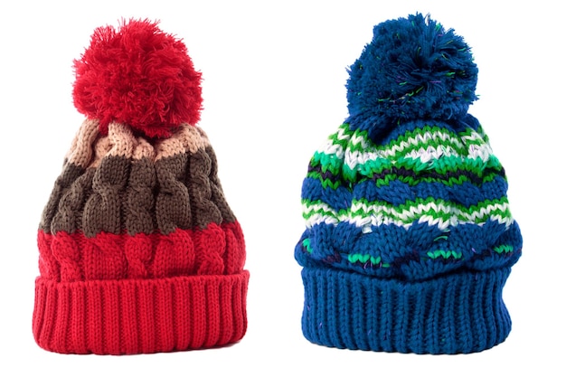 Deux chapeaux de ski à tricot d'hiver isolés blancs