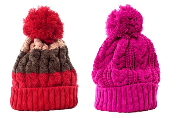 Deux chapeaux de ski à tricot d'hiver isolés blancs