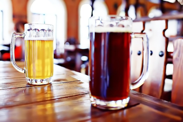 Deux chopes à bière dans un restaurant de bière tchèque / bière claire et foncée dans de grandes tasses pub traditionnel de Prague