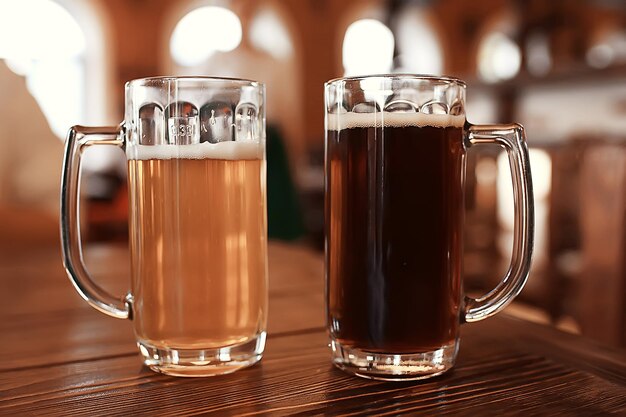 Deux chopes à bière dans un restaurant de bière tchèque / bière claire et foncée dans de grandes tasses pub traditionnel de Prague