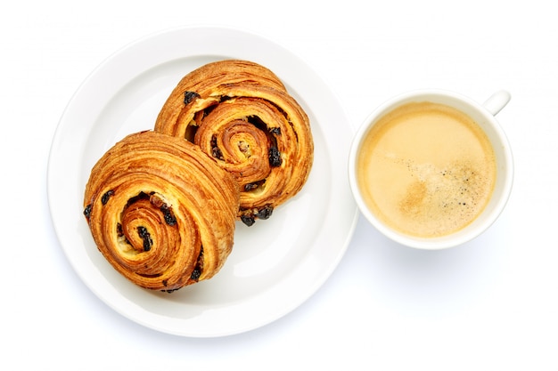 Deux cinnabones frais et café sur fond blanc