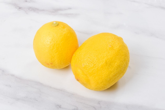 Deux citrons sur la table