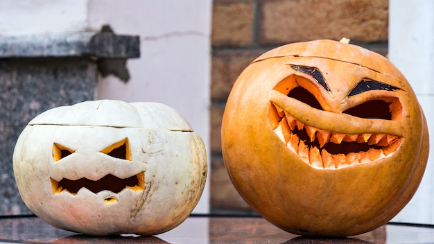 Deux Citrouilles D'halloween Jack-o-lantern Drôles, Sotchi, Russie.