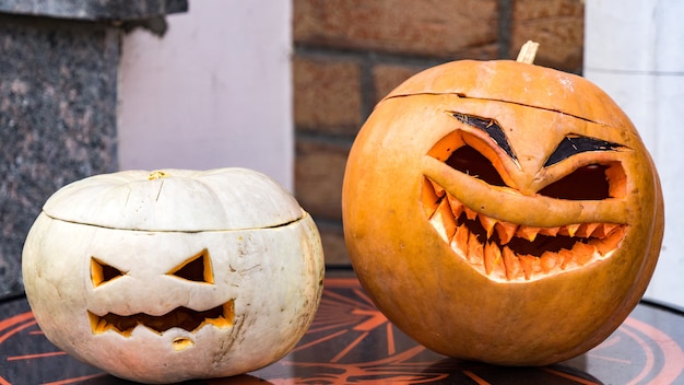 Deux citrouilles d'halloween jack-o-lantern drôles, Sotchi, Russie.