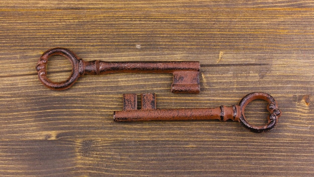Deux clés antiques sur fond de bois