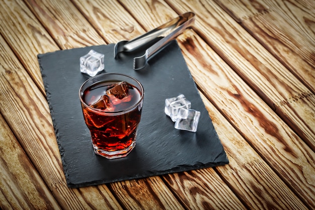 Deux cocktails alcoolisés avec de la glace.