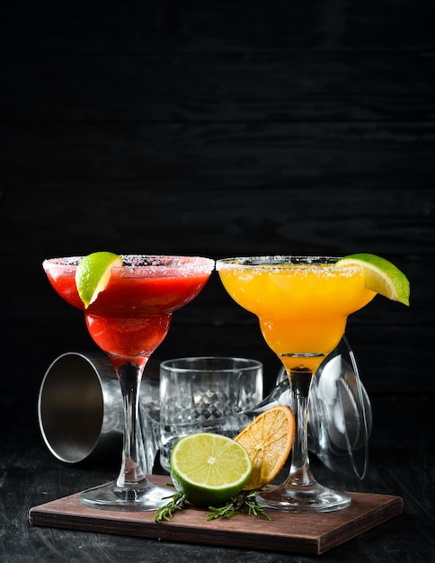 Deux cocktails alcoolisés Margarita Sur un fond en bois Vue de dessus Espace de copie gratuit