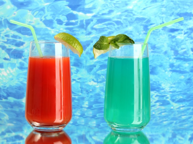 Deux cocktails sur fond bleu