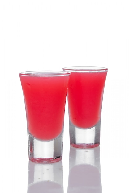 Deux Cocktails à La Fraise Dans Un Verre à Shot Avec Réflexion Isolé Sur Blanc