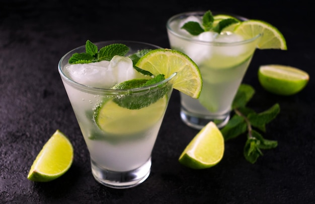 Deux cocktails mojito froids sur fond noir