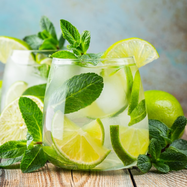 Deux cocktails Mojito avec des glaçons dans un verre.