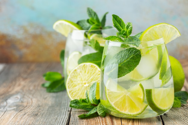 Deux cocktails Mojito avec des glaçons dans un verre.