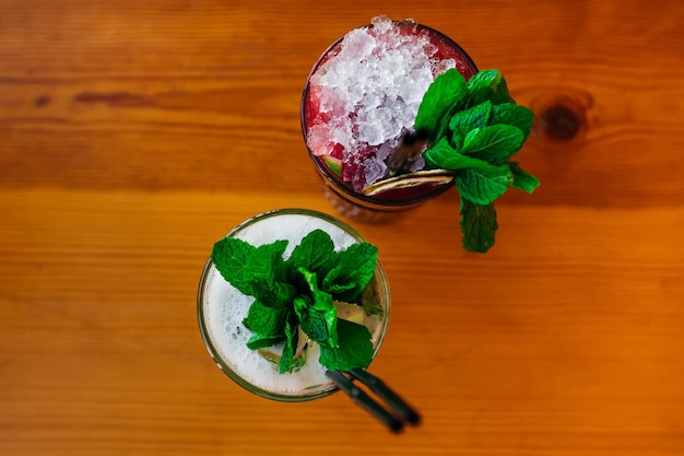 deux cocktails photographiés d'en haut