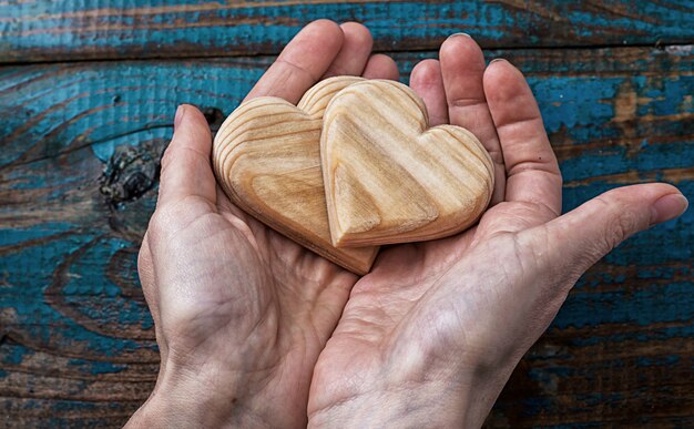 Deux coeur symbolique en bois dans vos mains