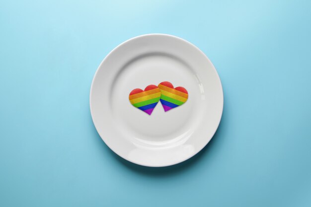 Deux coeurs aux couleurs du drapeau LGBT sur une assiette