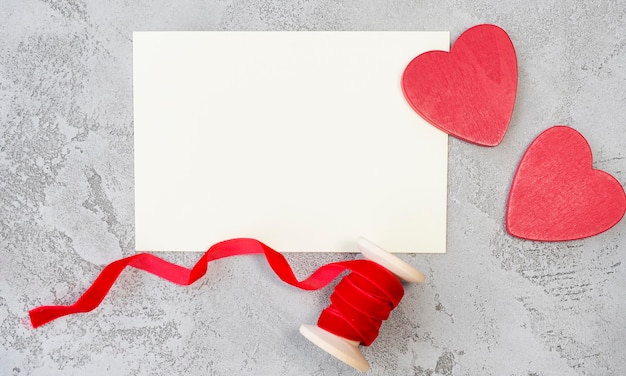 Deux coeurs en bois et place pour le texte sur un fond en béton